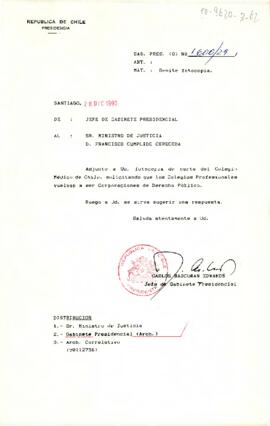 [Carta de Jefe de Gabinete a Ministro de Justicia remitiendo Carta Colegio Médico de Chile sobre calidad de colegios de profesionales]