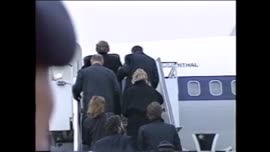Imágenes del Presidente y su comitiva abordando avión en Alemania Federal : video