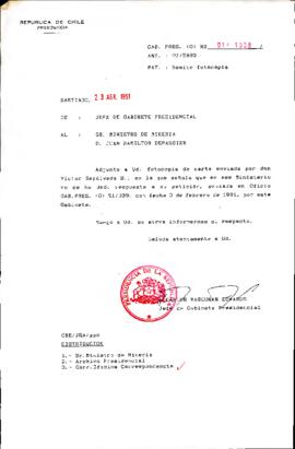 [Remite fotocopia de carta que se indica a Ministro de Minería]