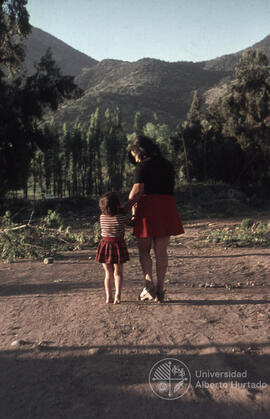 Madre con su hija caminando