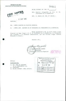 [Oficio Ord. N° 20411 de Director de Política Especial, solicita remitir forografía]