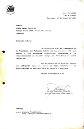[Carta excusando al Presidente de no poder reunirse con ciudadana, remitiendo su correspondencia a la Municipalidad de Santiago]