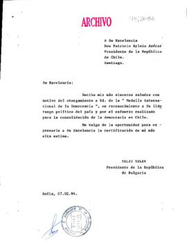 [Saluda por otorgamiento de "medalla internacional de la democracia"]