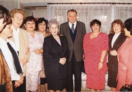 Visita a Última Esperanza : Fotografía del Presidente Patricio Aylwin junto a mujeres de Última E...