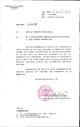 adjunto a Ud. fotocopia de carta enviada por don Igor Saavedra, a nombre del Comité Chileno del Consejo Internacional de Uniones Científicas. Se sirva enviar antecedentes que permitan elaborar una respuesta del Presidente de la República.