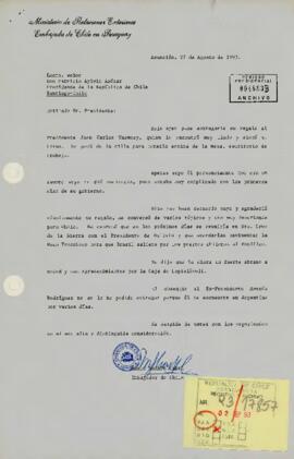 [Informa al Presidente Patricio Aylwin sobre la entrega personal de  su regalo al Presidente de Paraguay, Don Juan Carlos Wasmosy]