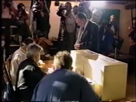 Imágenes del Presidente Aylwin en su local de votación emitiendo su sufragio: video
