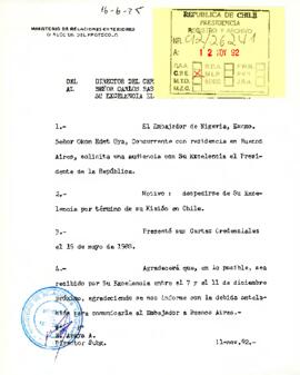 Carta del Director (S) del Ceremonial y Protocolo del Ministerio de RR.EE. sr. E. Araya A., dirigida al Señor Carlos Bascuñán, Jefe de Gabinete de su Excelencia el Presidente de la República, con referencia al Embajador de Nigeria, Excmo. Sr. Okon Edet Uya, Concurrente con residencia en Buenos Aires