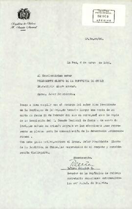 Envía   por encargo del señor vicepresidente de la República de Bolivia de hacerle llegar una copia de su carta de fecha 23 de febrero, así como la copia de la Resolución del H. Senado Nacional de fecha 9 de enero de 1990, que saluda su triunfo logrado en las elecciones