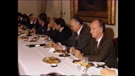 Presidente Alwin ofrece discurso durante una reunión desayuno con empresarios que lo acompañan en...