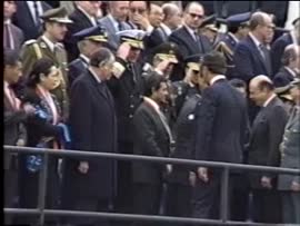 Presidente Aylwin en gira oficial por Perú asiste a ceremonia militar con motivo del cambio de ma...