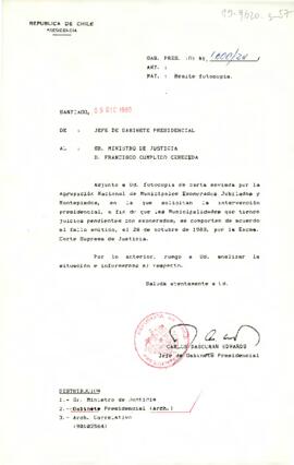 [Carta de Jefe de Gabinete a Ministro de Justicia remitiendo carta de jubilados solicitando intervención en juicios pendientes con exonerados]