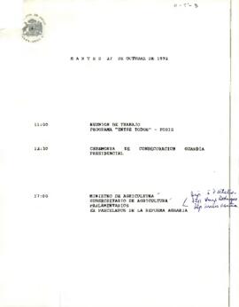 Programa Martes 27 de Octubre de 1992 referente a actividades del Presidente Patricio Aylwin. Contiene detalles sobre el protocolo de entrega de la condecoración de "Servicio de la Presidencia de la República"
