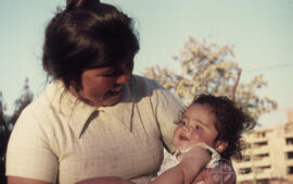 Fotografía: Mujer con niña en brazos