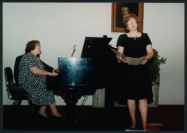 Fotografía : Elvira Savi en una presentación junto a Carmen Luisa Letelier